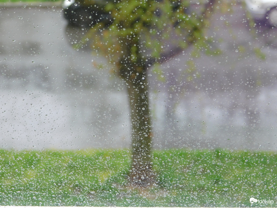 Szombathelyen locsog az eső