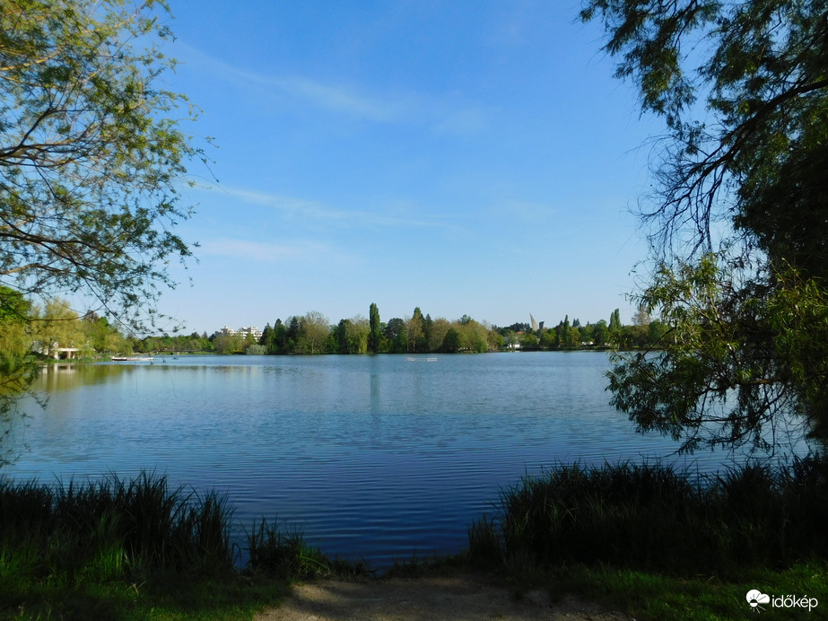 A Csónakázó-tó napfényben fürödve