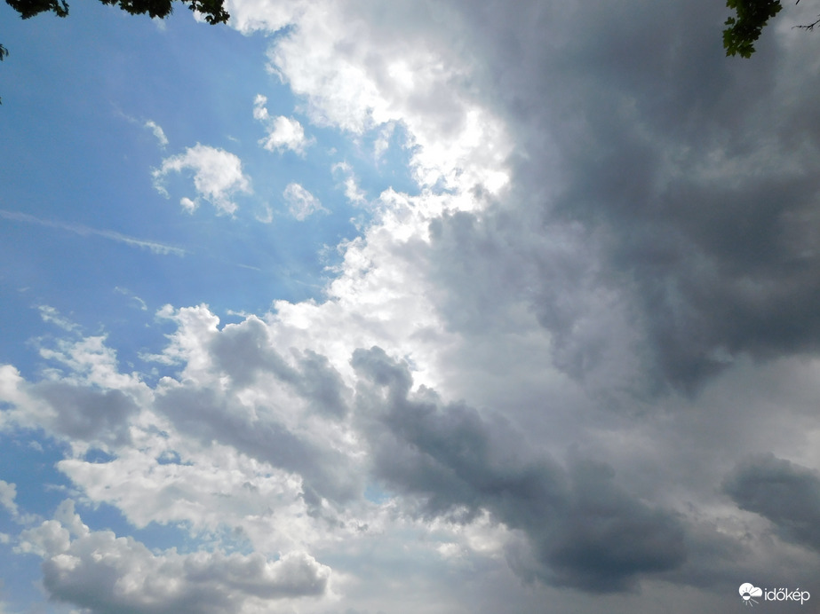 Gyülekezőt tartottak a felhők