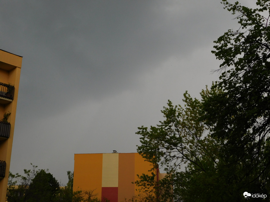 Dörög az ég és lóg az eső lába