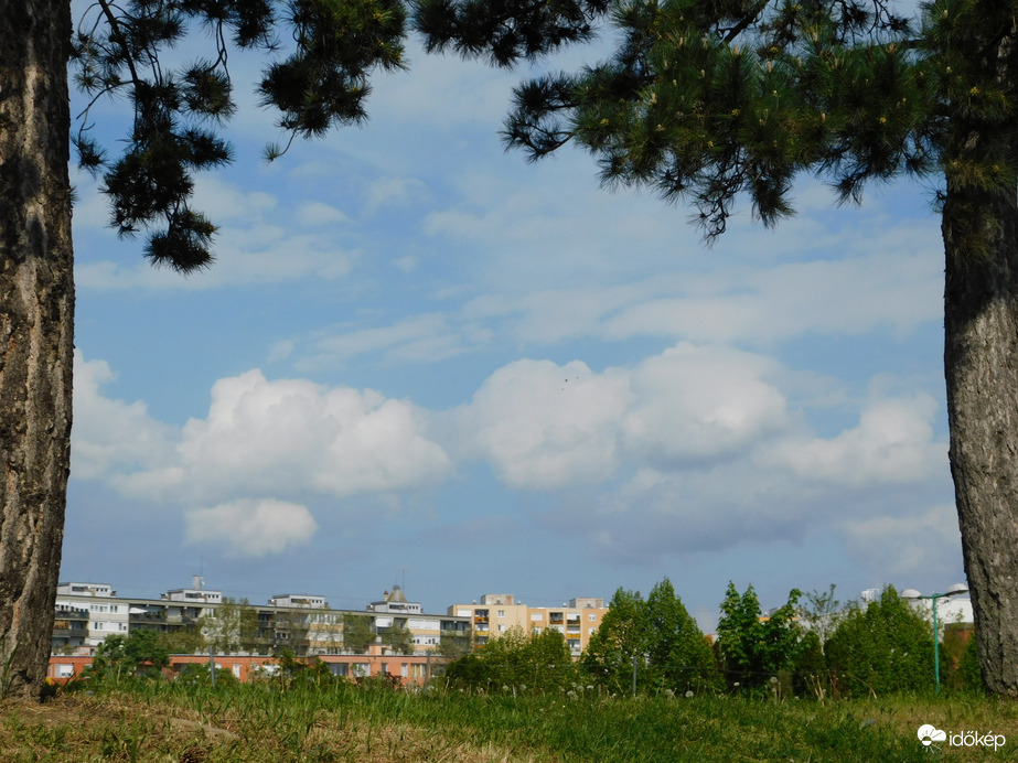 Gomolyok a házak felett