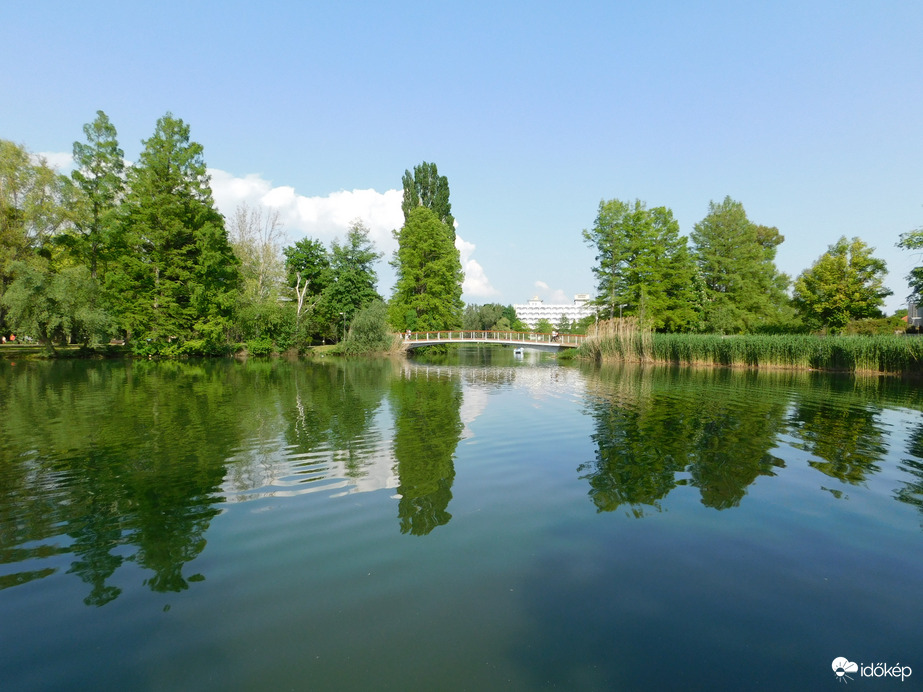 Napfényben fürdik a Csónakázó-tó