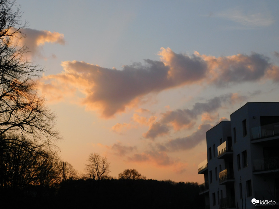 Lemenő Nap fényében úszva