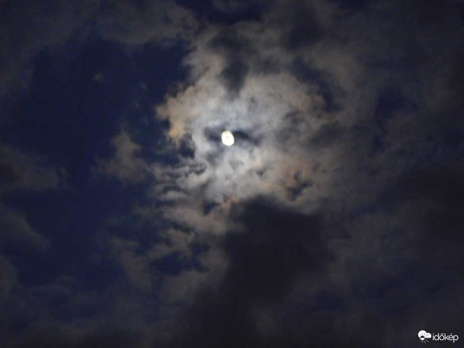 Hold fényében fürdő felhők