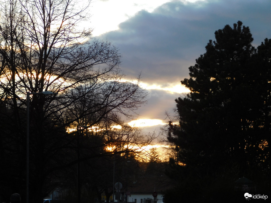 Lemenő Nap fényében