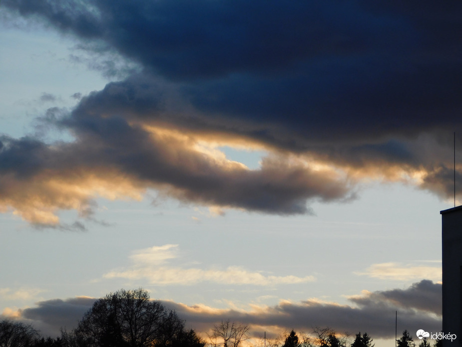 Lemenő Nap fényében