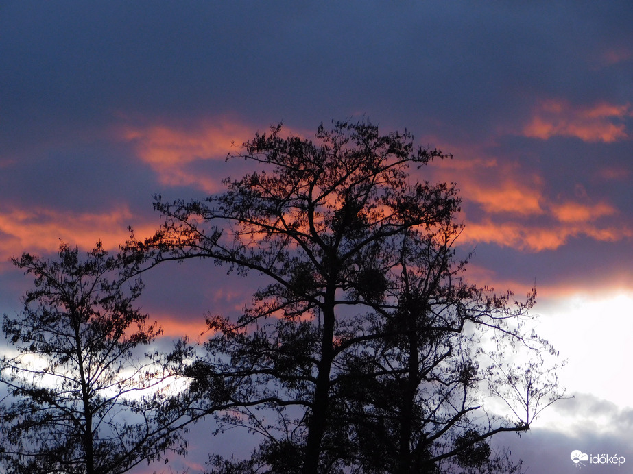 Naplemente után égen...