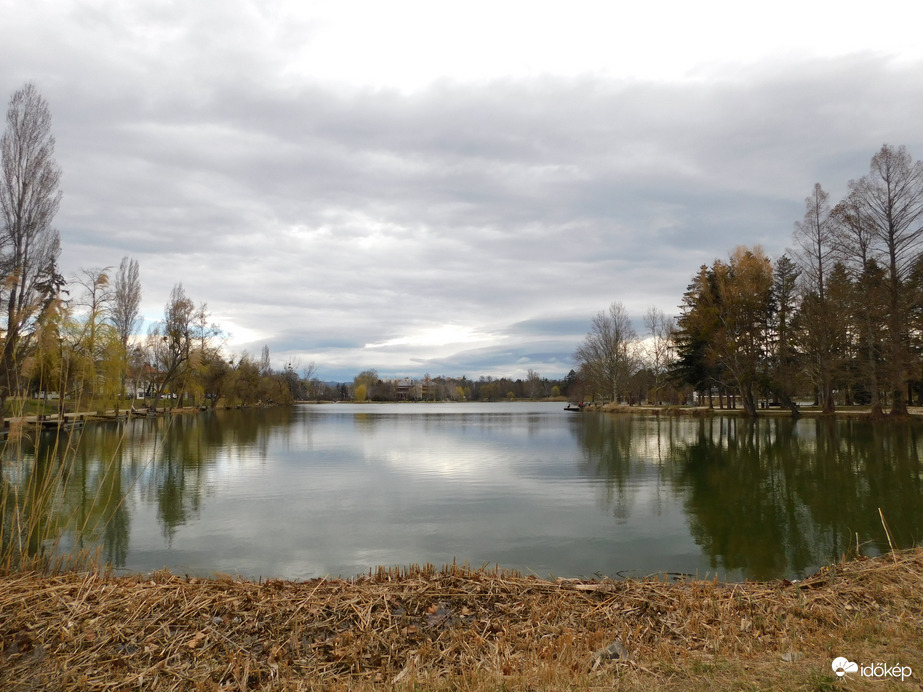 Csendesedett a szél, megnyugodott a tó