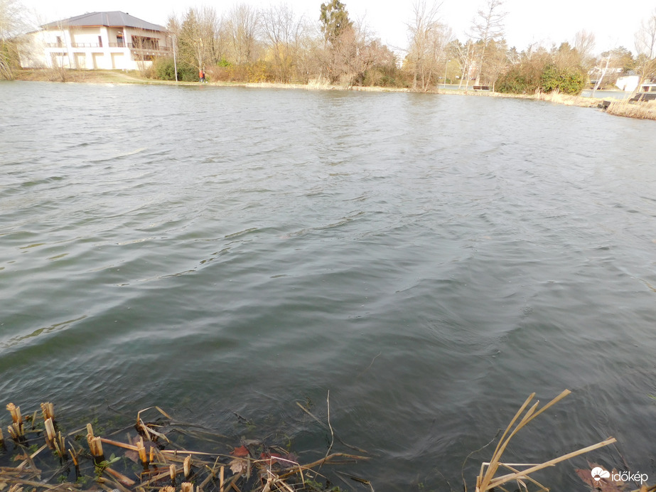 Viharos szél borzolja a tó vizét