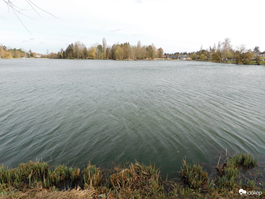 Viharos szél borzolja a tó vizét