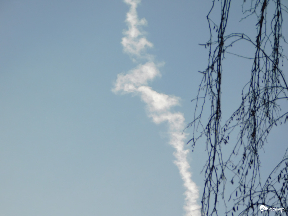 Kilengő kondenzcsík-7:26