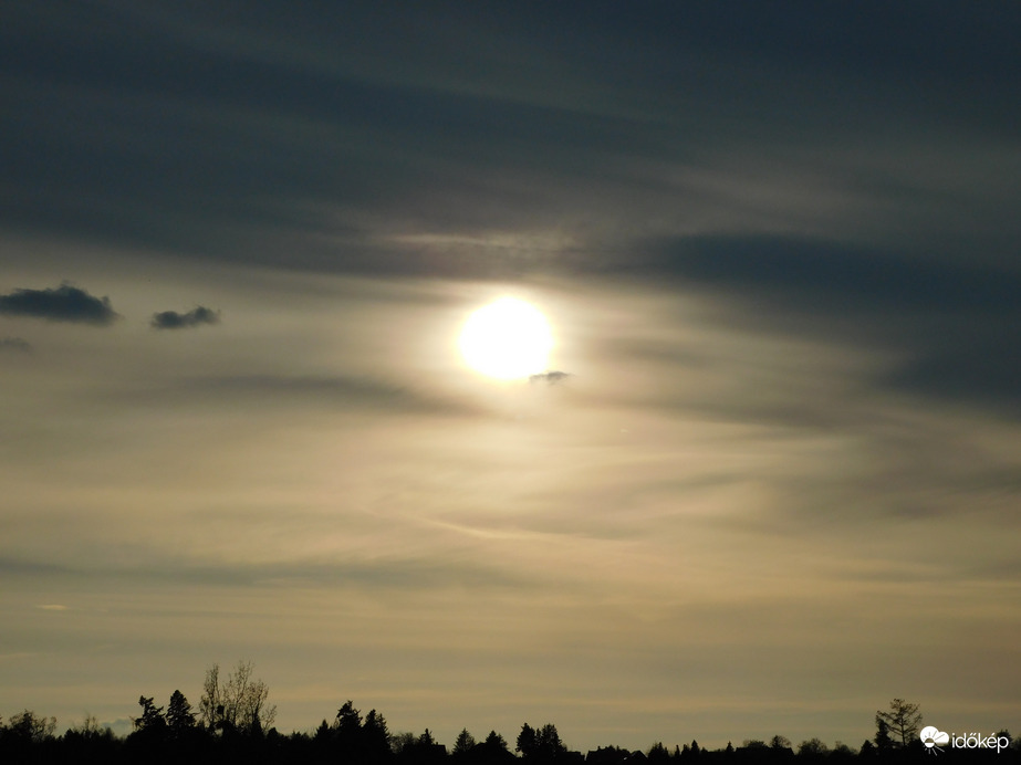 Felhők között bújkáló