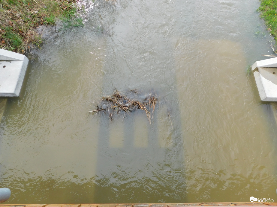 A lépcsők egy része is víz alatt