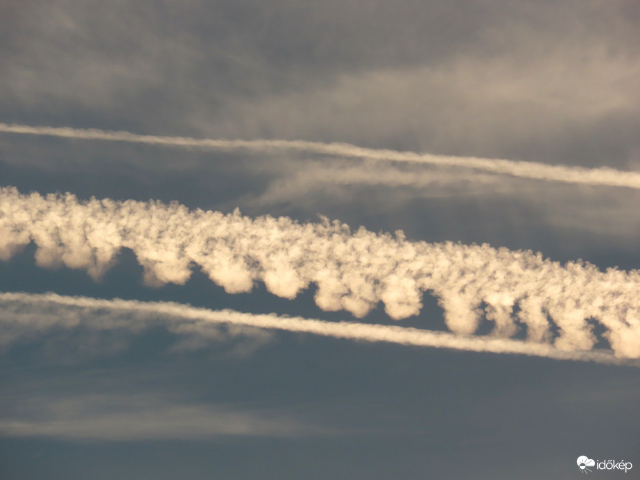 Csipkés kondenzcsík