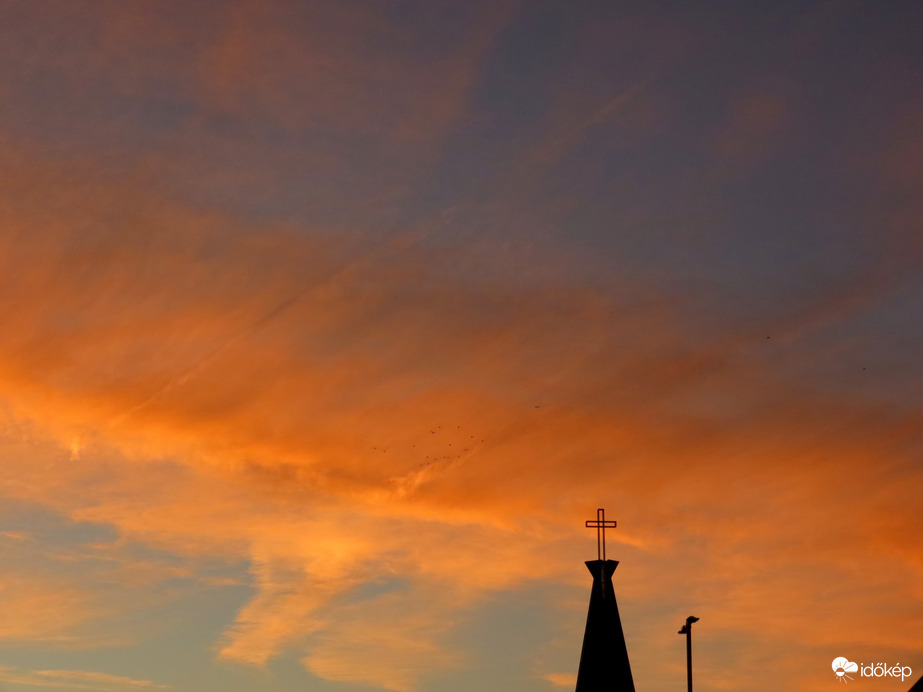 Narancsszínűre változó felhők