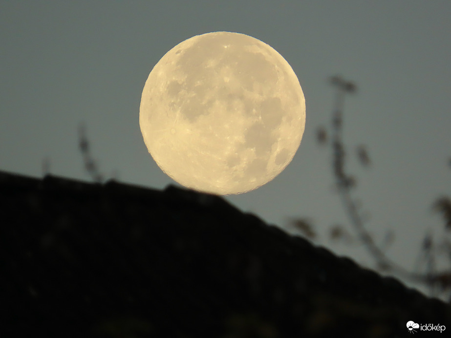 Mindjárt legurulok!