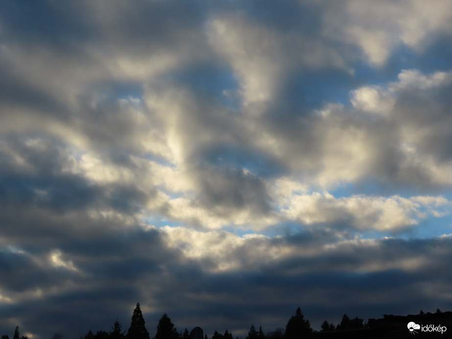 Gyülekeznek a felhők