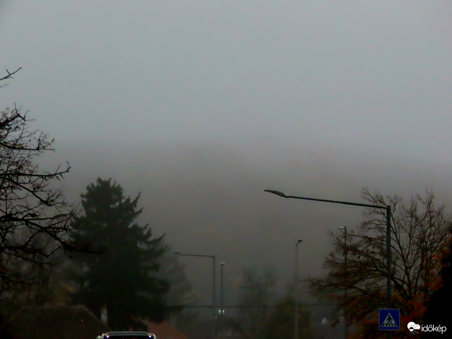 Ma ez a látvány fogadott a lépcsőházból kilépve