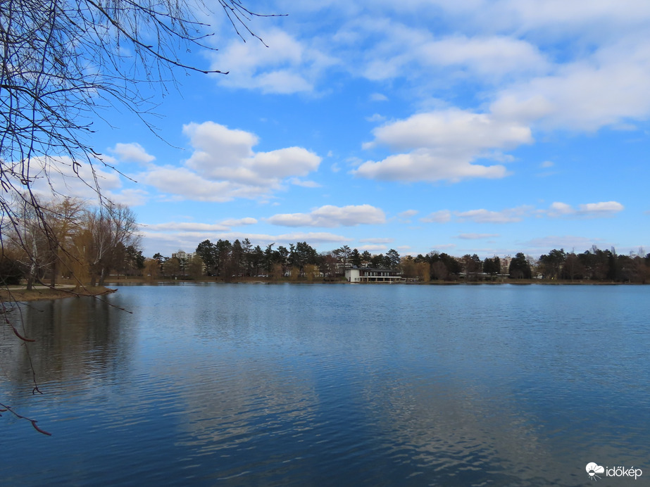 Csónakázó-tó napsütésben