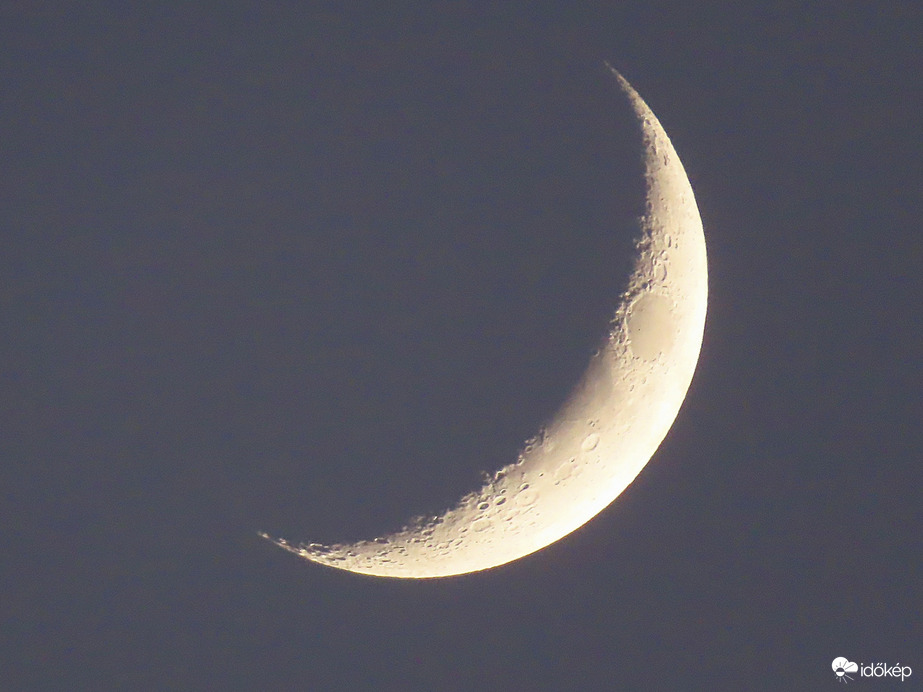 Növekvő Hold napnyugta után