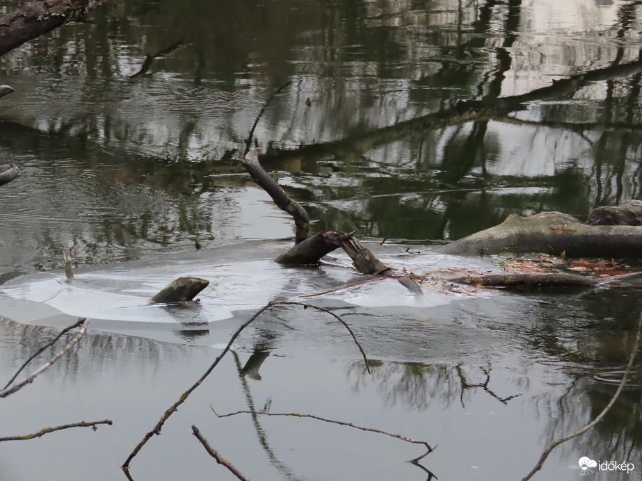Jegesedik a Horgásztó vize