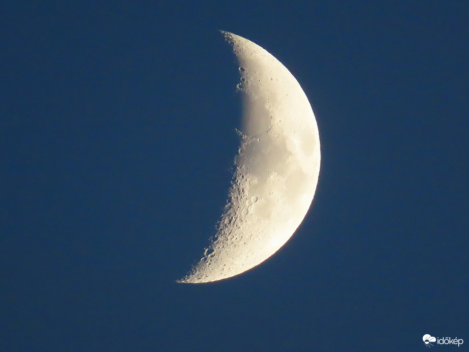 Növekvő Holdsarló naplemente idején