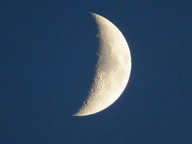 Növekvő Holdsarló naplemente idején