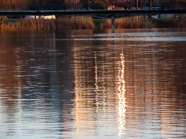 Napnyugta fényei a tavon