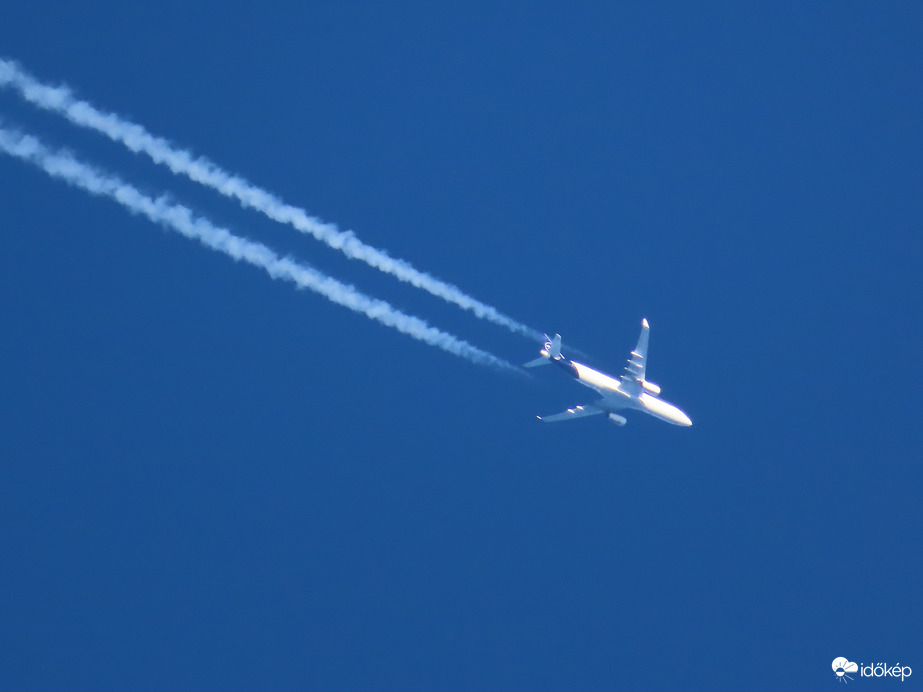 Kék égen átsuhanó gépmadár