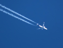 Kék égen átsuhanó gépmadár