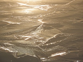 Napfény csillogása a jégen