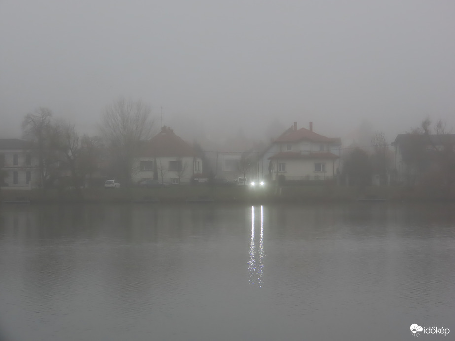 Ködben a tóparti házak