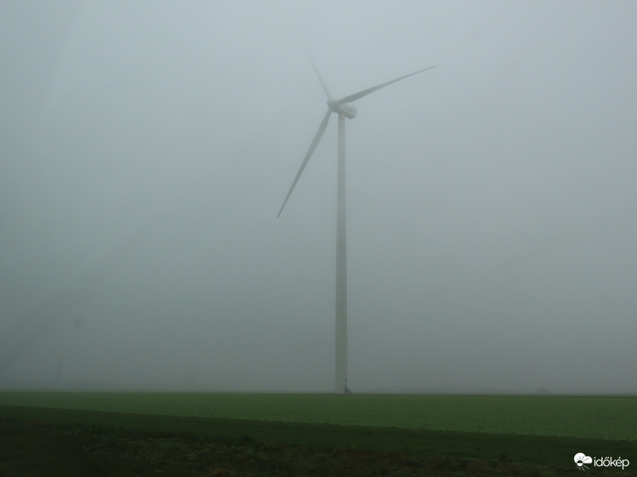 Szélkerék a ködben