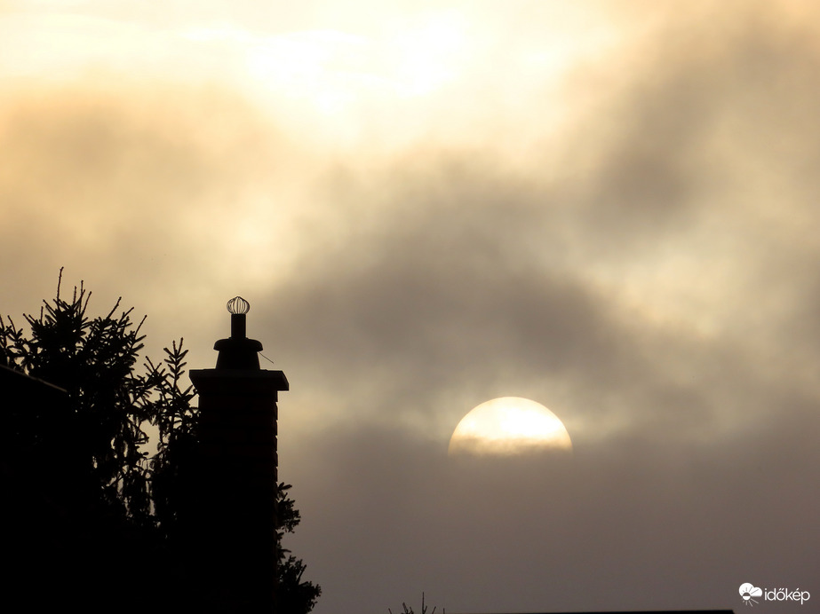 A Nap kikukkantott a felhők közül