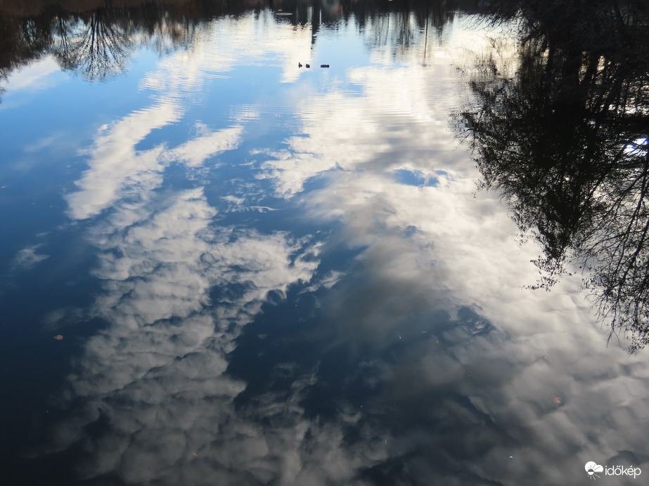Felhők a tó tükrében