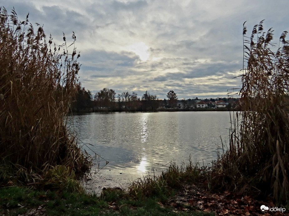 A Nap fényhidat festett a tó vizére