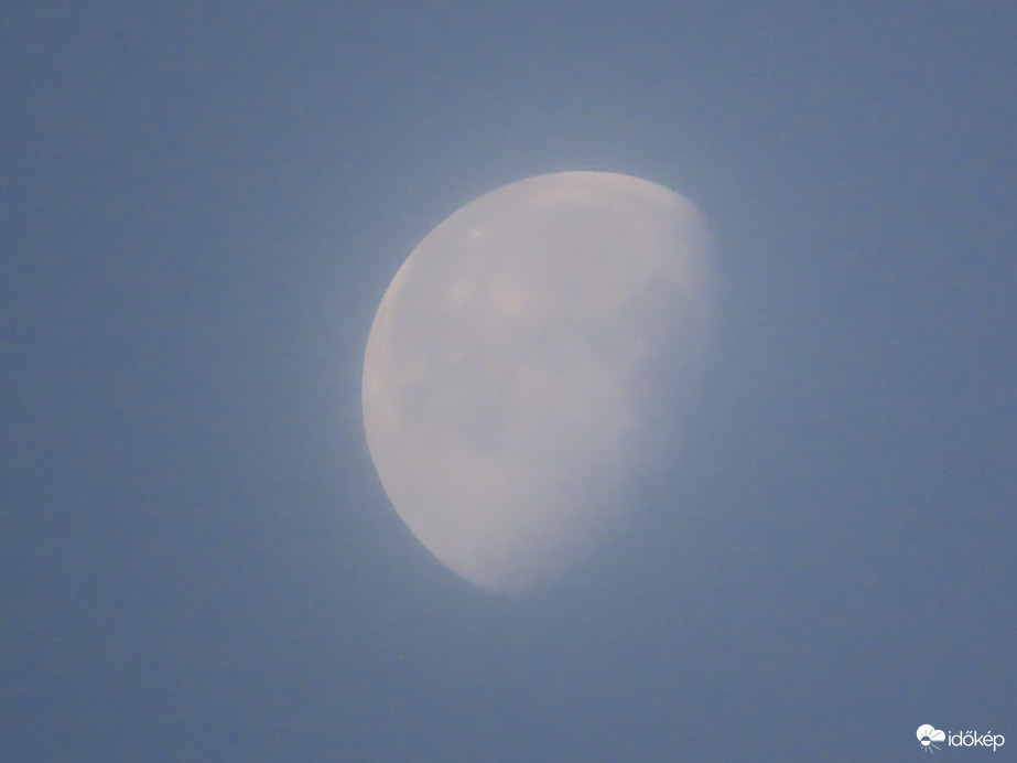 Ködfátyol alatt a Hold