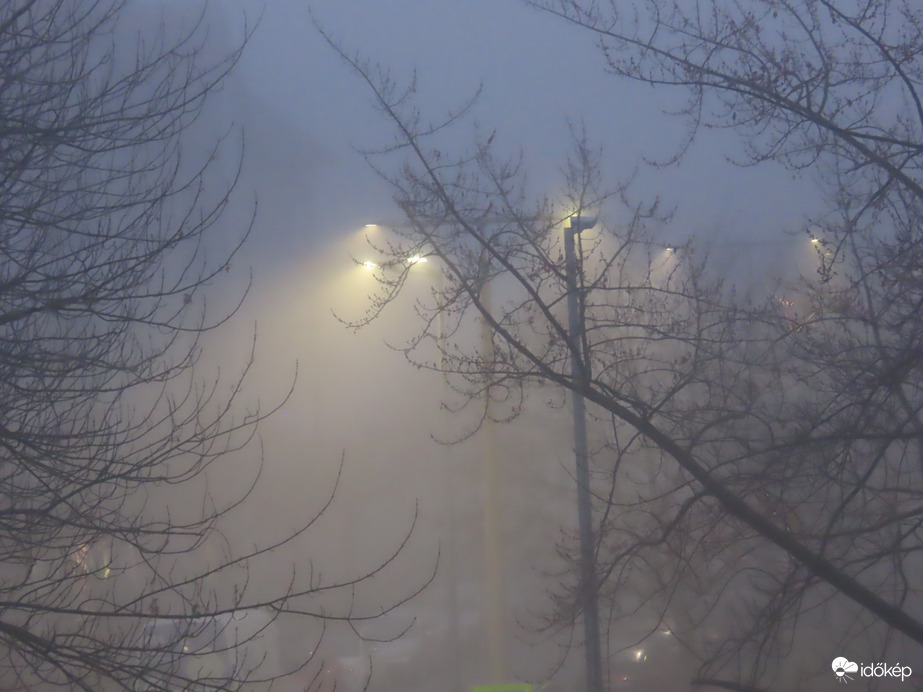 Egyre sűrűbb a köd