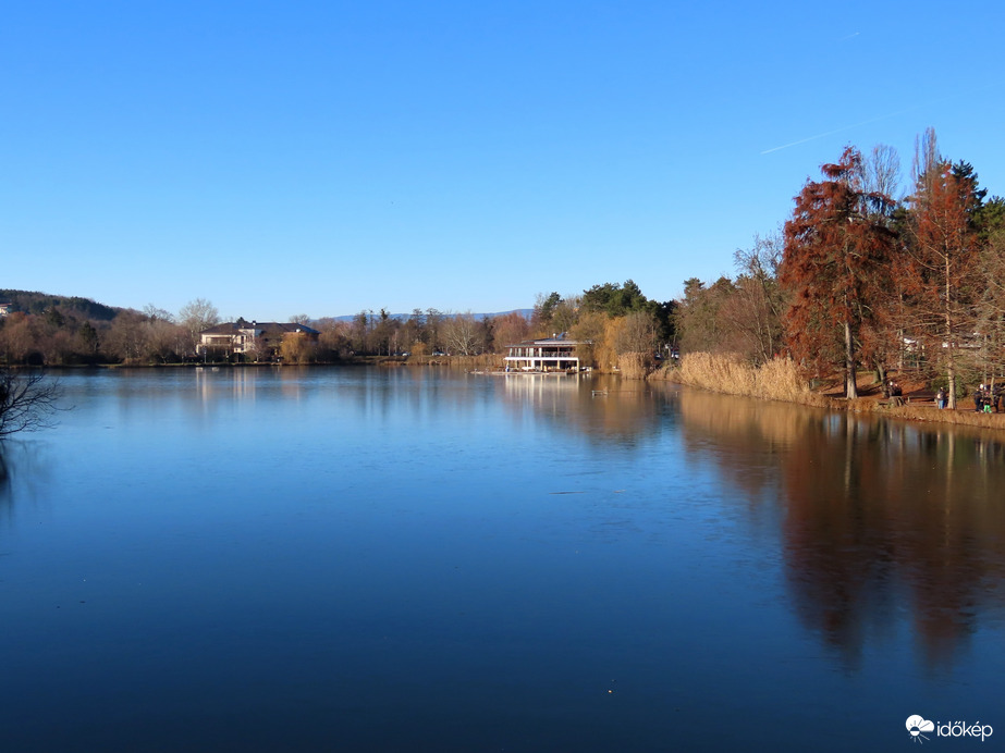 Csónakázó-tó kékben