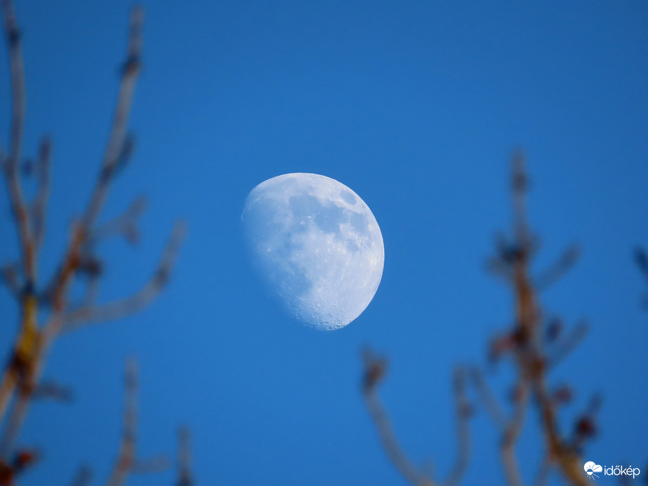 Délutáni kékség Holddal