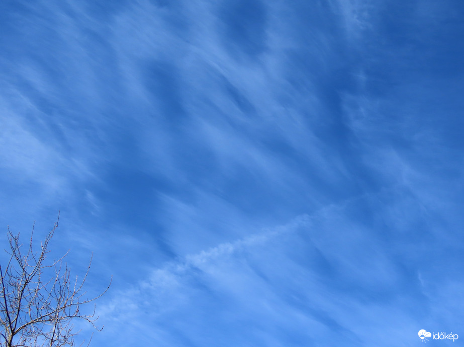 Fátylak a délelőtti égbolton