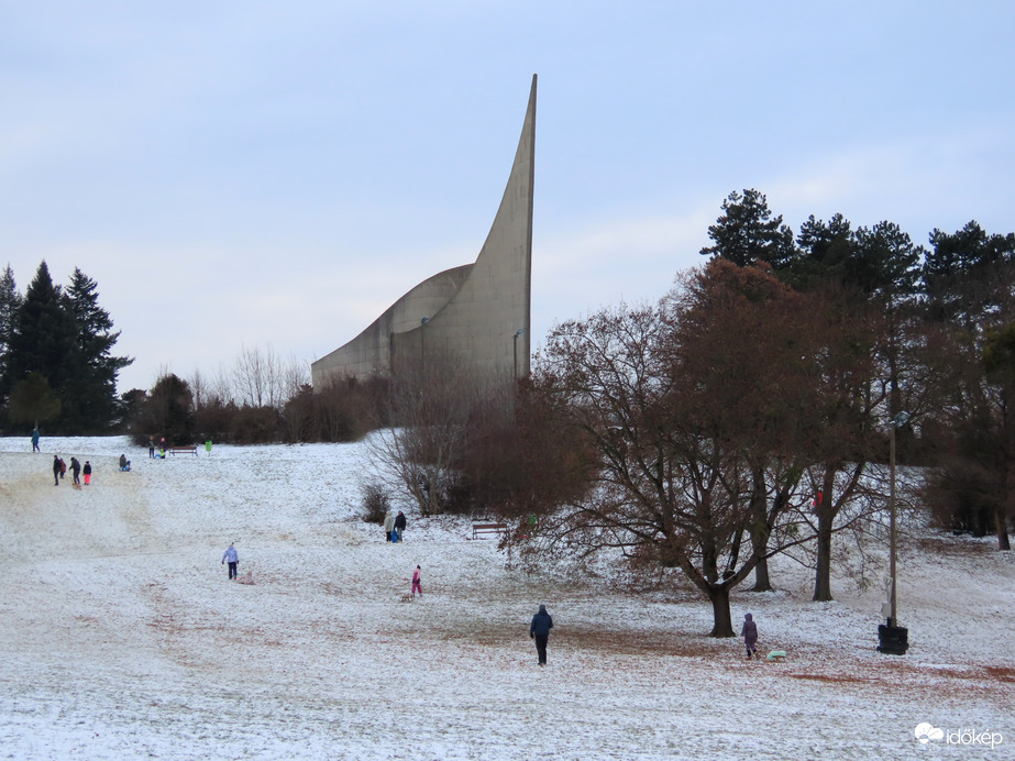 Szánkópálya lett az Emlékmű-domb