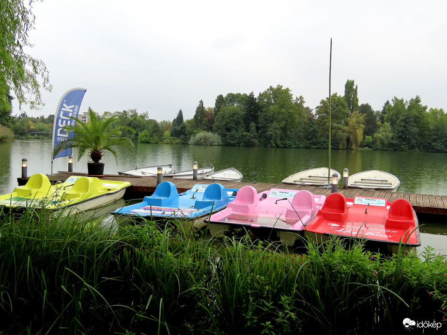 Nyugalom a csónakkikötőben