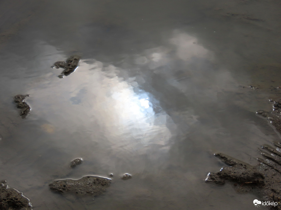 Pocsolyába nézett a Nap