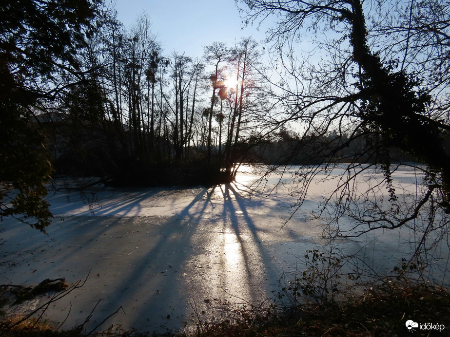 A fény játéka a Horgásztó jegén