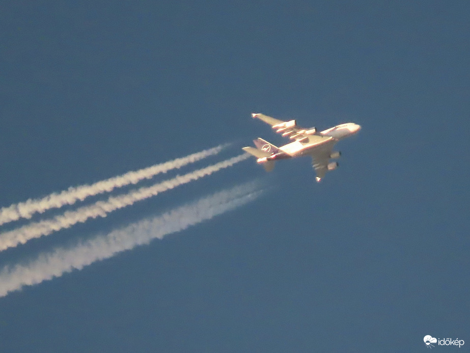 Suhanás a napkelte fényében