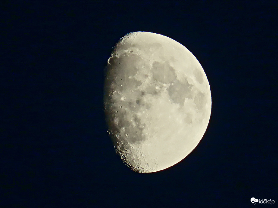 Felragyogott a Hold