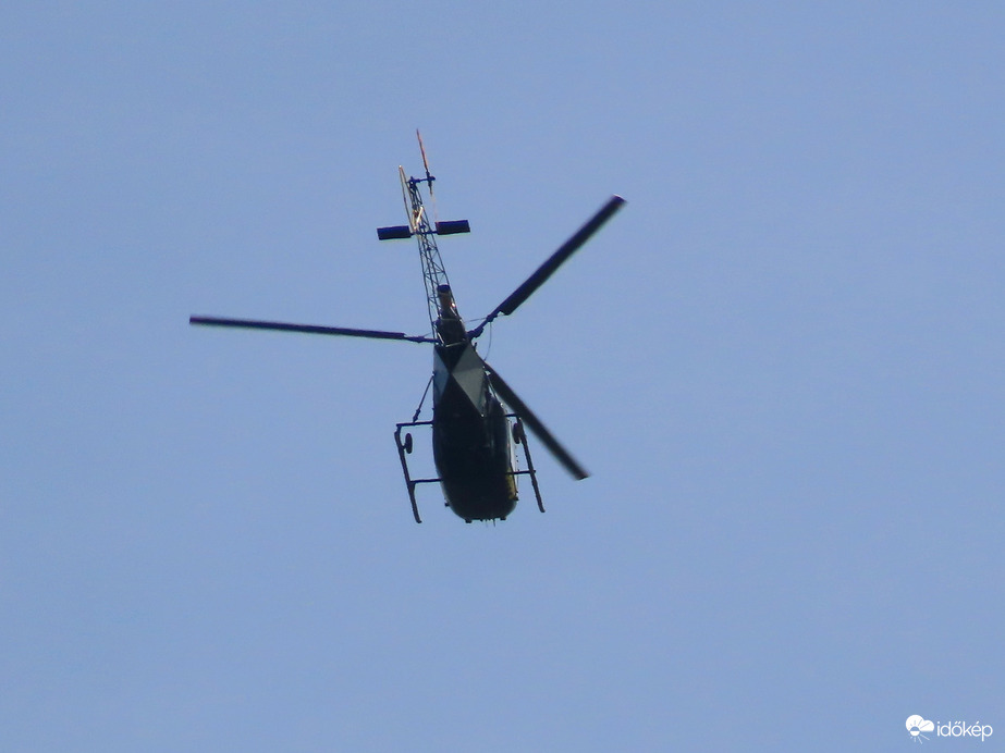 Helikopter húzott át felettünk