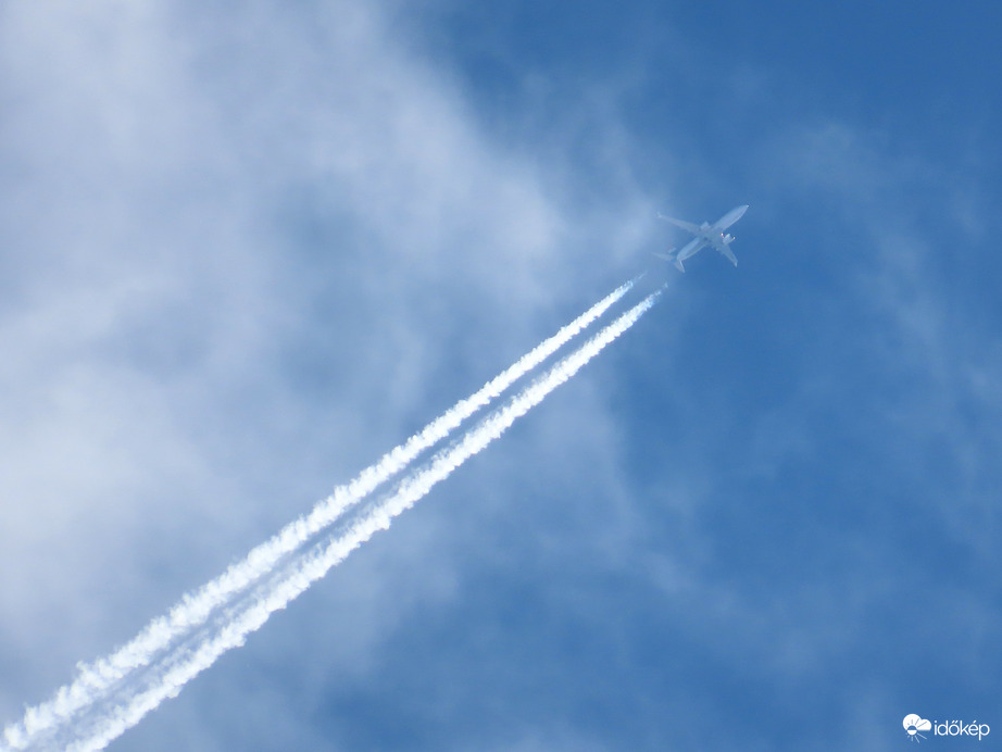 Felhők között suhanó