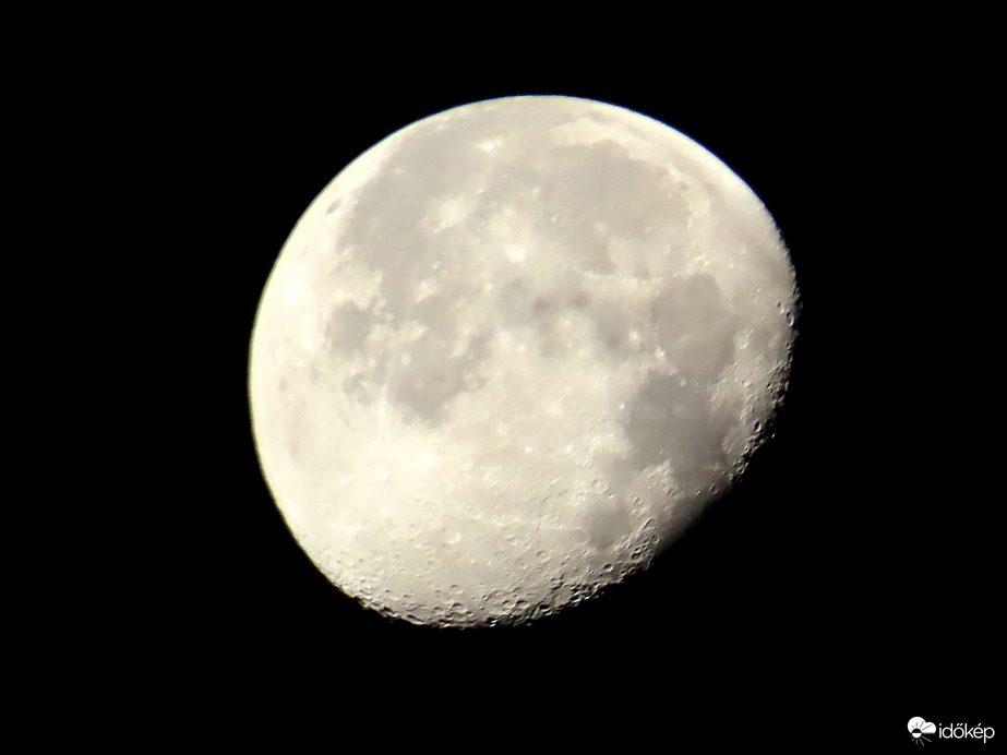 Fogyó Hold ma hajnalban